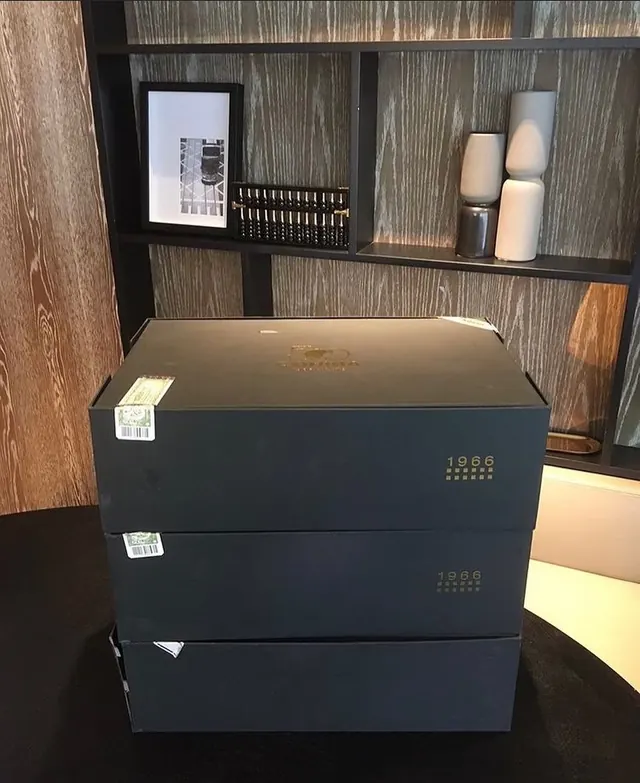 Boxes in a humidified case