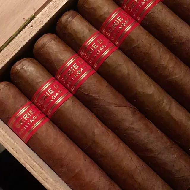 Partagás Serie D No. 4 (video)