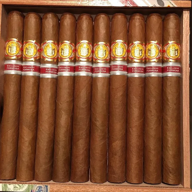 A full box of banded Habanos